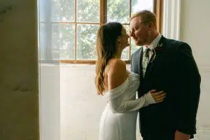 couple go in for a kiss at the courthouse in the hallway